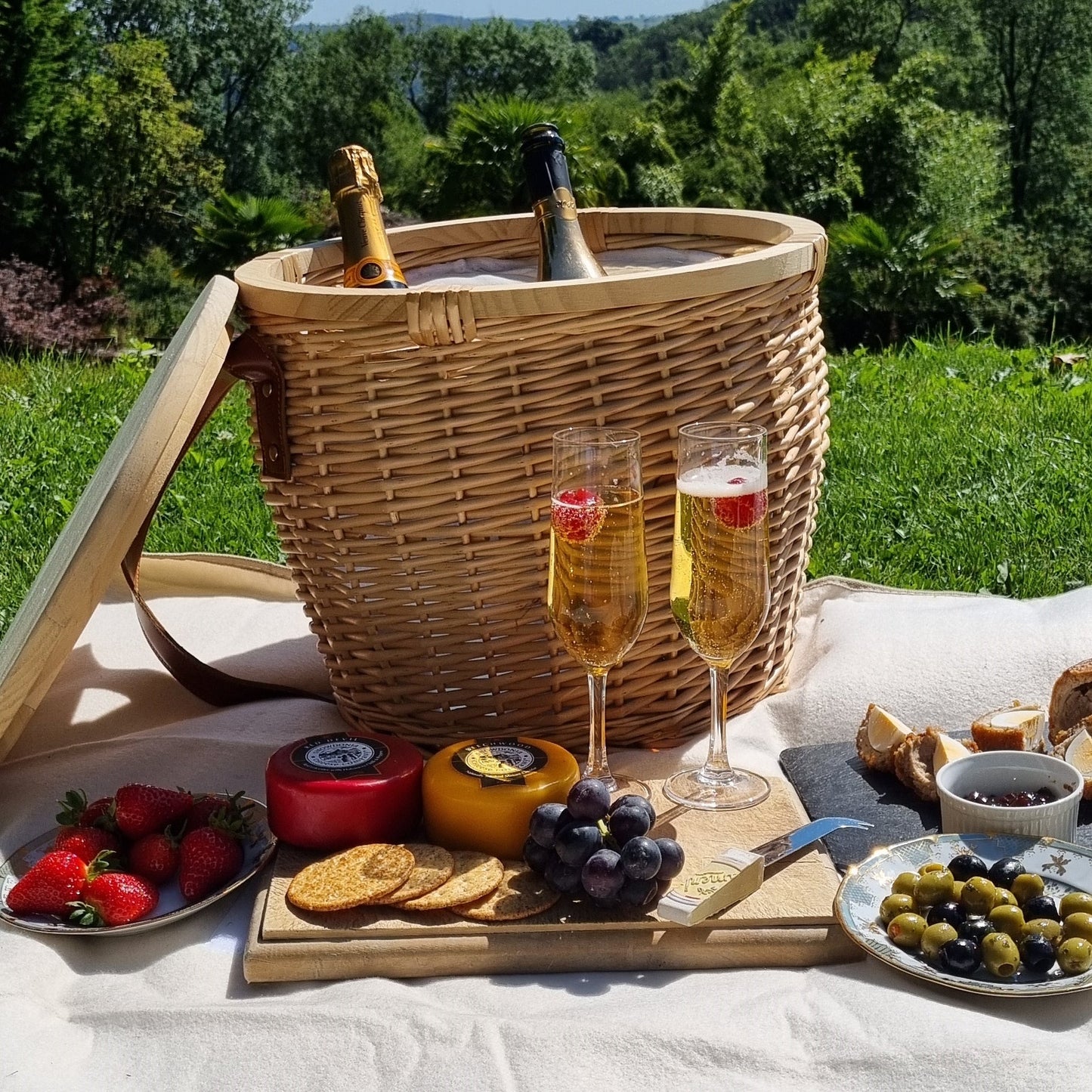 Round Insulated Wicker Cool Basket with Chopping Board Lid