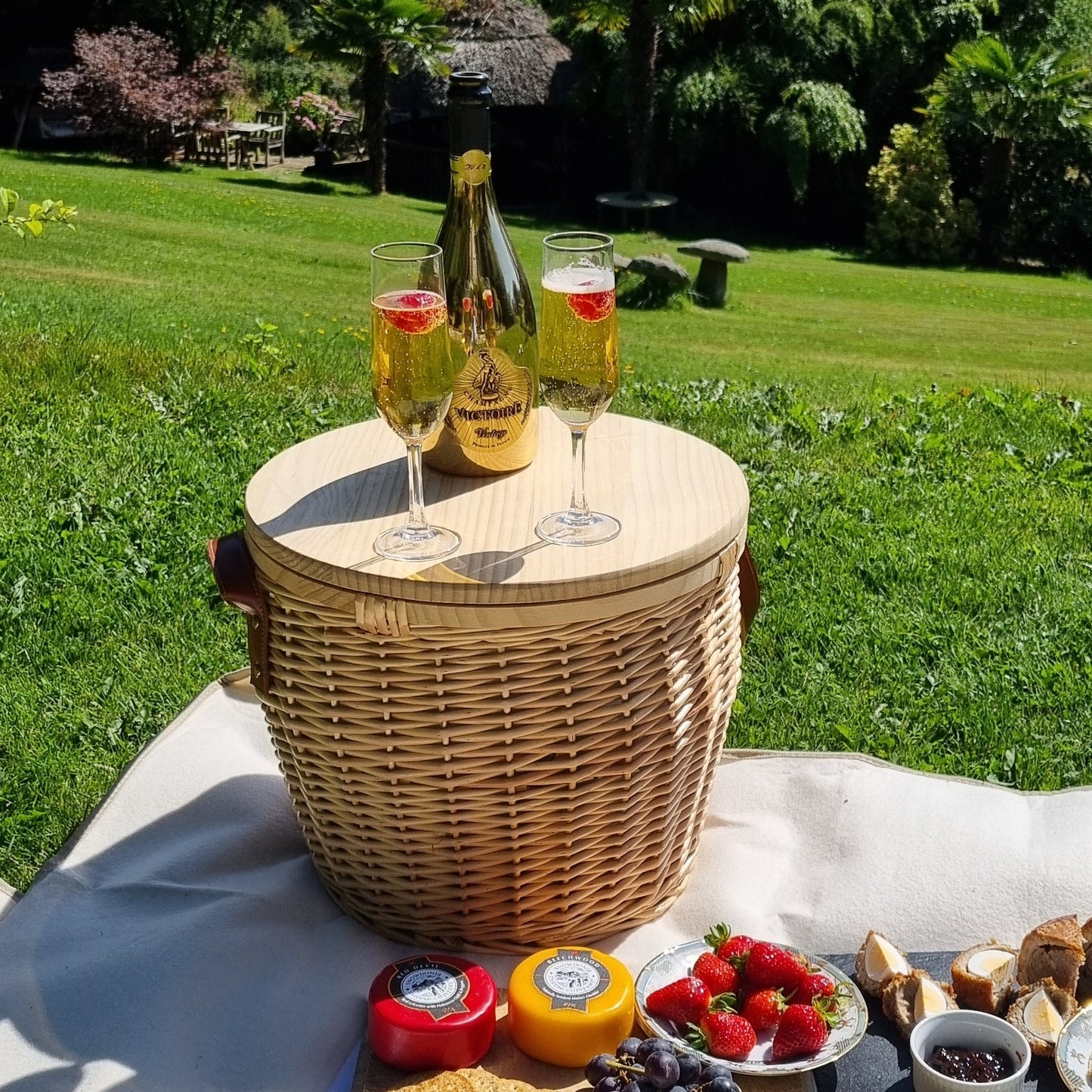 Round Insulated Wicker Cool Basket with Chopping Board Lid